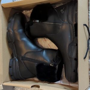 BNIB Religious Comfort Snow dragon boots in Black Size 8.5